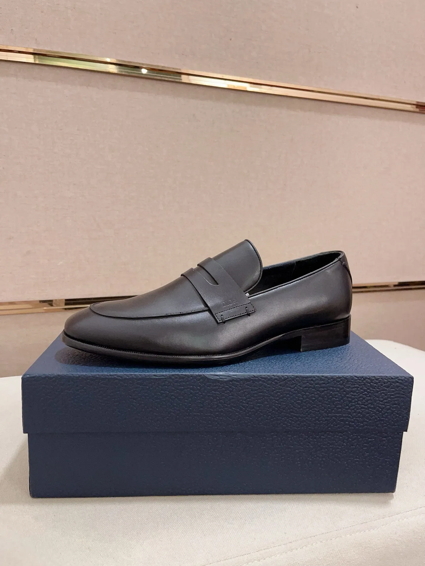 Men's shoes 💰: 540💰 High-end version of Dior Dior's new series. Famous actors and Internet celebrities wear super popular designs. The sculptures of French artist Niki de Saint Phalle are designed as rings. Material: Fabric: Imported original material. Foot: cowhide. Outsole: Rubber outsole. Men's shoe size: 38~44. Can be customized to size 45.